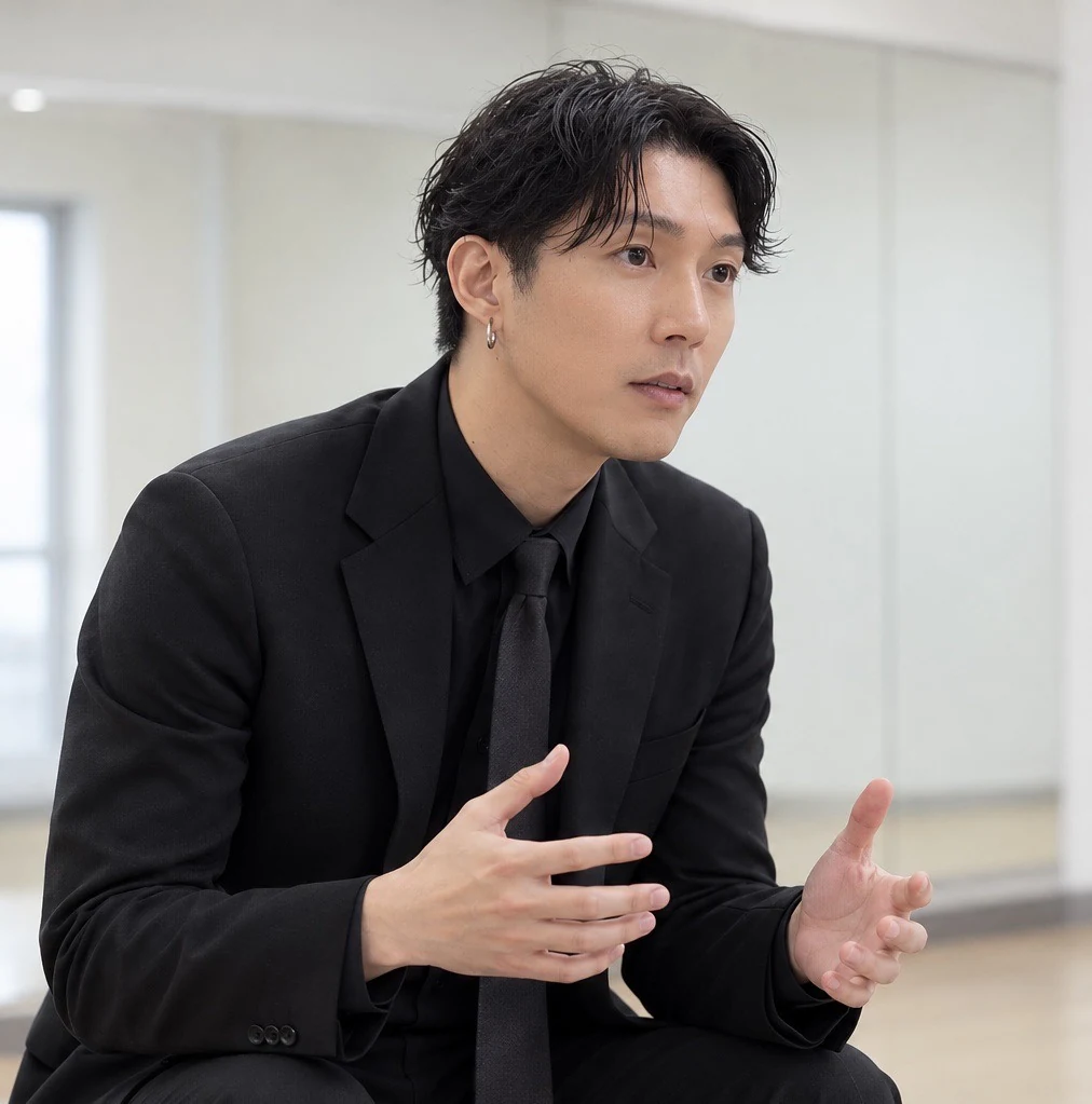 身振りを交えて話す久保真一郎